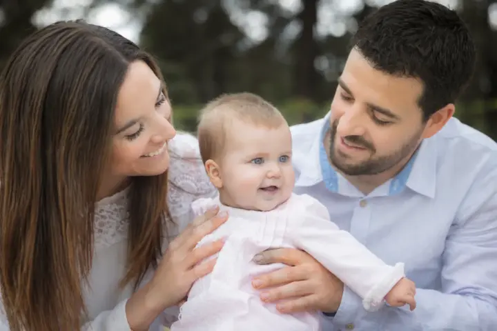 Una familia comparte un momento de cuidado con su bebé