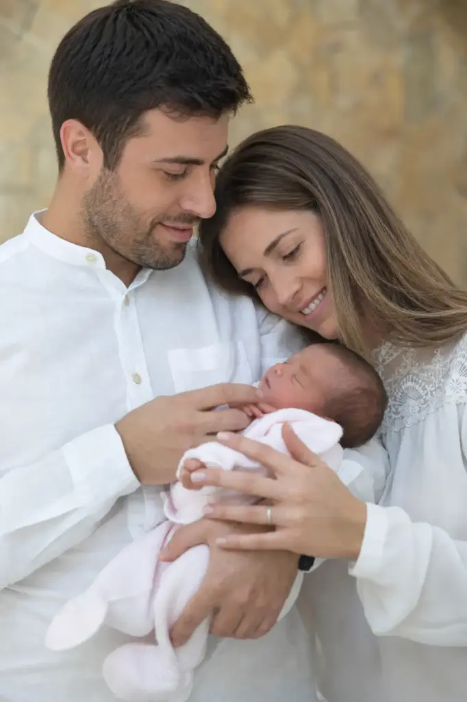 Una familia abraza y cuida a su bebé recién nacido