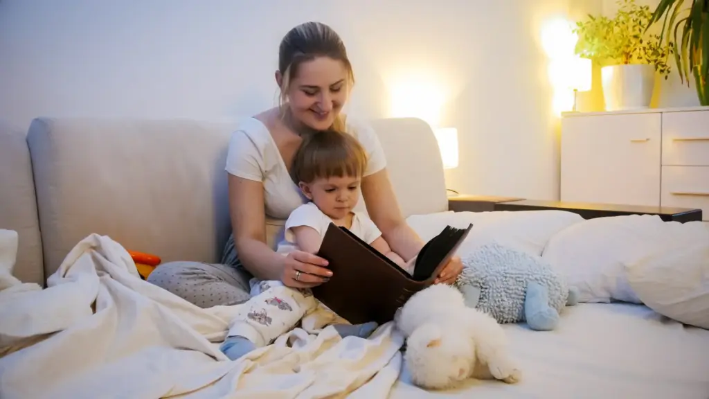 Niño pequeño escuchando un cuento antes de dormir.